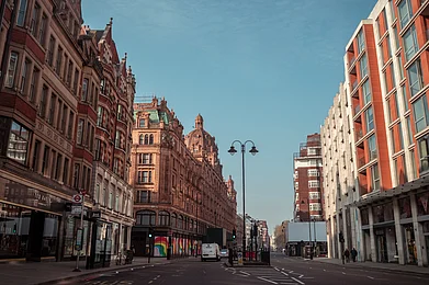 Shutterstock : Empty Harrods in Knighsbridge