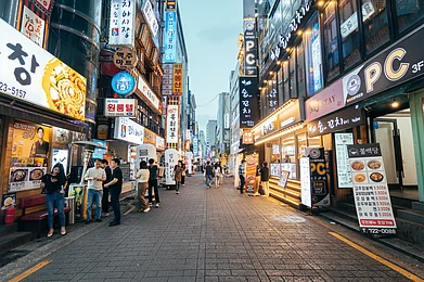 Shutterstock : Myeong-Dong Walking Street, Seoul City