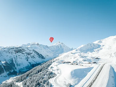 courchevel/Facebook : A hot air balloon rises in Courchevel