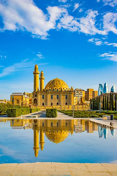 Shutterstock : A beautiful mosque in Baku, Azerbaijan