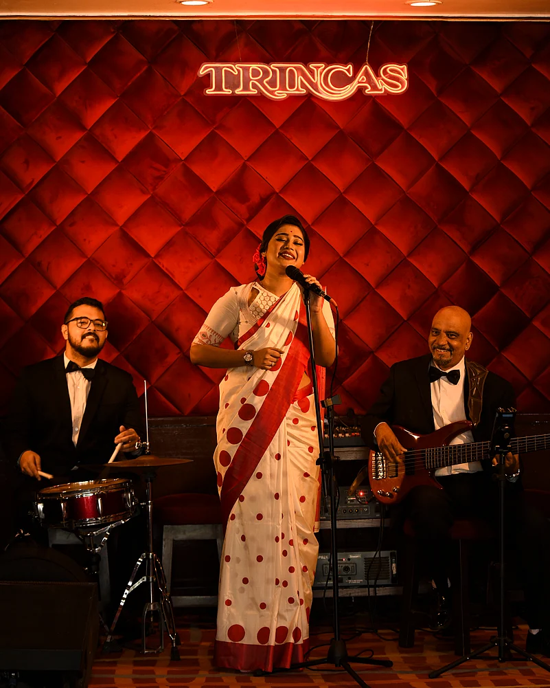 A live performance at Trincas