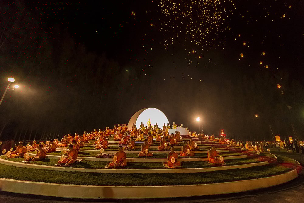 Worshipping Buddhas relics at the festival