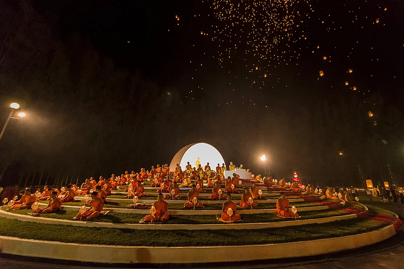 Worshipping Buddhas relics at the festival