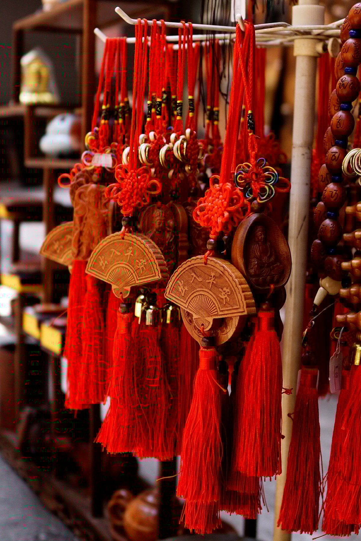 Shutterstock : Antique market in Upper Lascar Row, Hong Kong