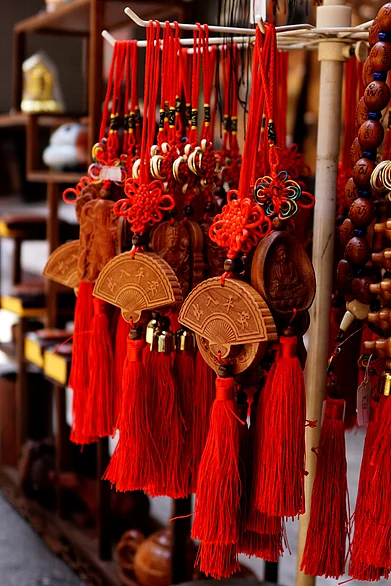 Shutterstock : Antique market in Upper Lascar Row, Hong Kong