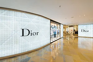 Shutterstock : A glimpse inside Hong Kongs Pacific Place, which features a carefully selected array of globally renowned brands guaranteeing luxury and refinement.