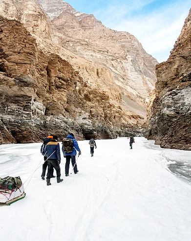 Shutterstock : People spanning the Chadar trek