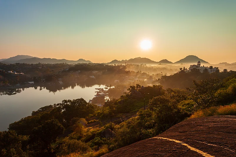 Catch beautiful sunsets at Nakki Lake in Mount Abu