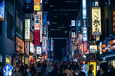 KenSoftTH/Shutterstock : The Kabukichō entertainment area in Shinjuku City, Tokyo