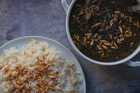 Sabanekh bil Lahma is produced with lamb or beef chunks that are gently cooked in a fragrant broth