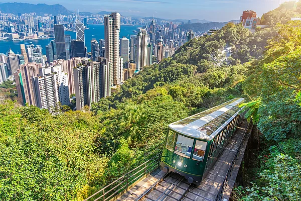 Shutterstock : The famous green tram on the slope of Victoria Peak in Hong Kong