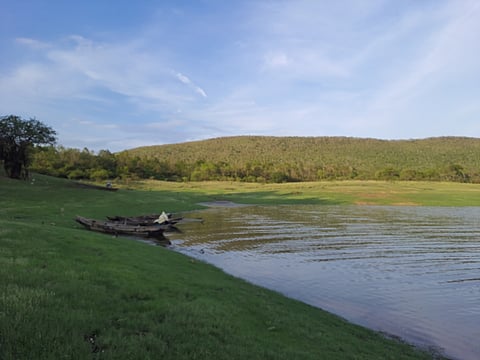 A view of boats and a lake in the middle of Hirakud
