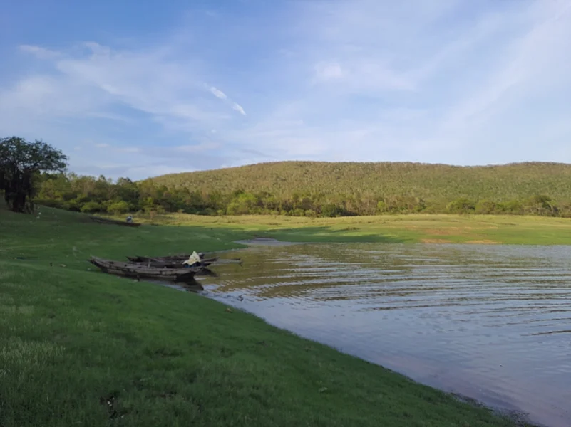 A view of boats and a lake in the middle of Hirakud