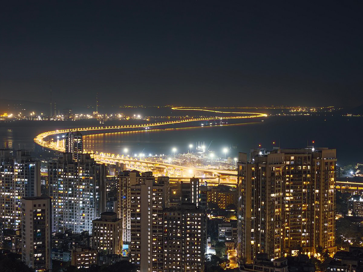 Bhatakta Manav/Shutterstock : Mumbai at night