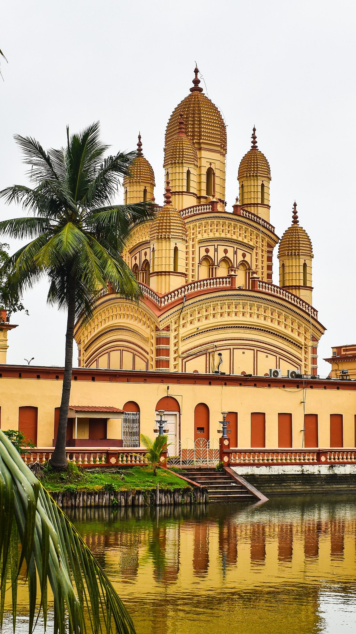 Shutterstock : The iconic Navaratna style Dakshineswar Kali Temple of West Bengal