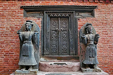 Shutterstock : Intricately carved wooden door and stone statues at Bhaktapur Durbar Square