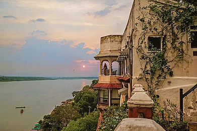 Courtesy: Ahilya Fort Heritage Hotel : The Ahilya Fort Heritage Hotel overlooks the serene waters of the Narmada