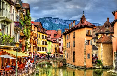 Shutterstock : A glimpse of the old town of Annecy, France