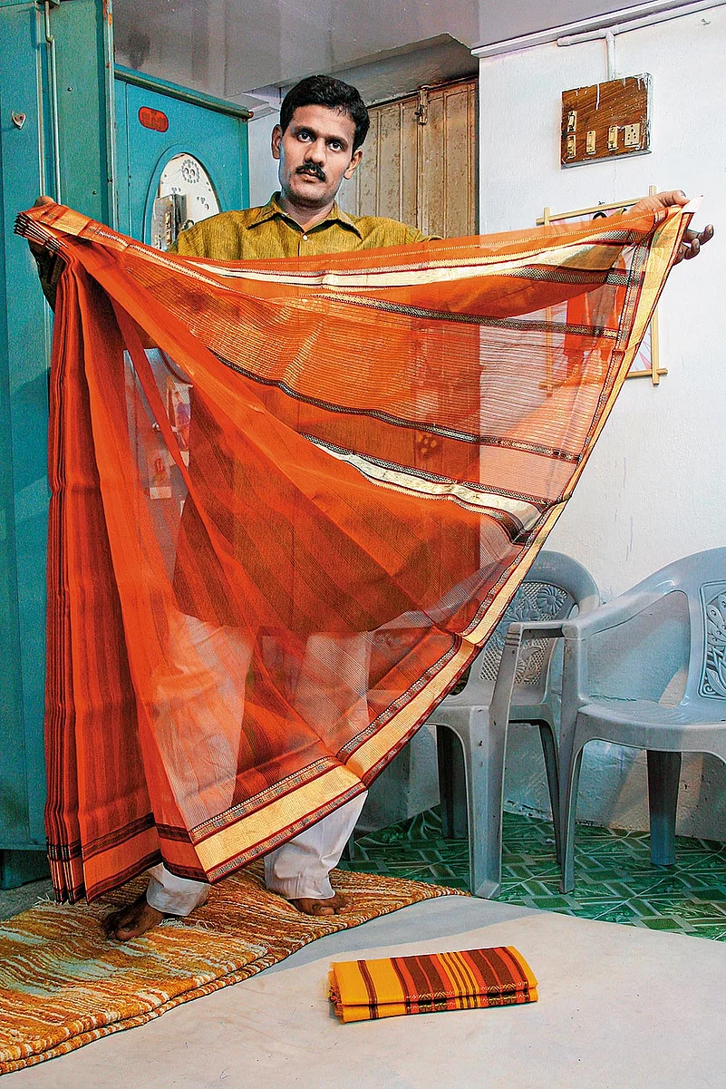 The feather-light quality of Maheshwari sari comes from the proportionate mixing of cotton and silk