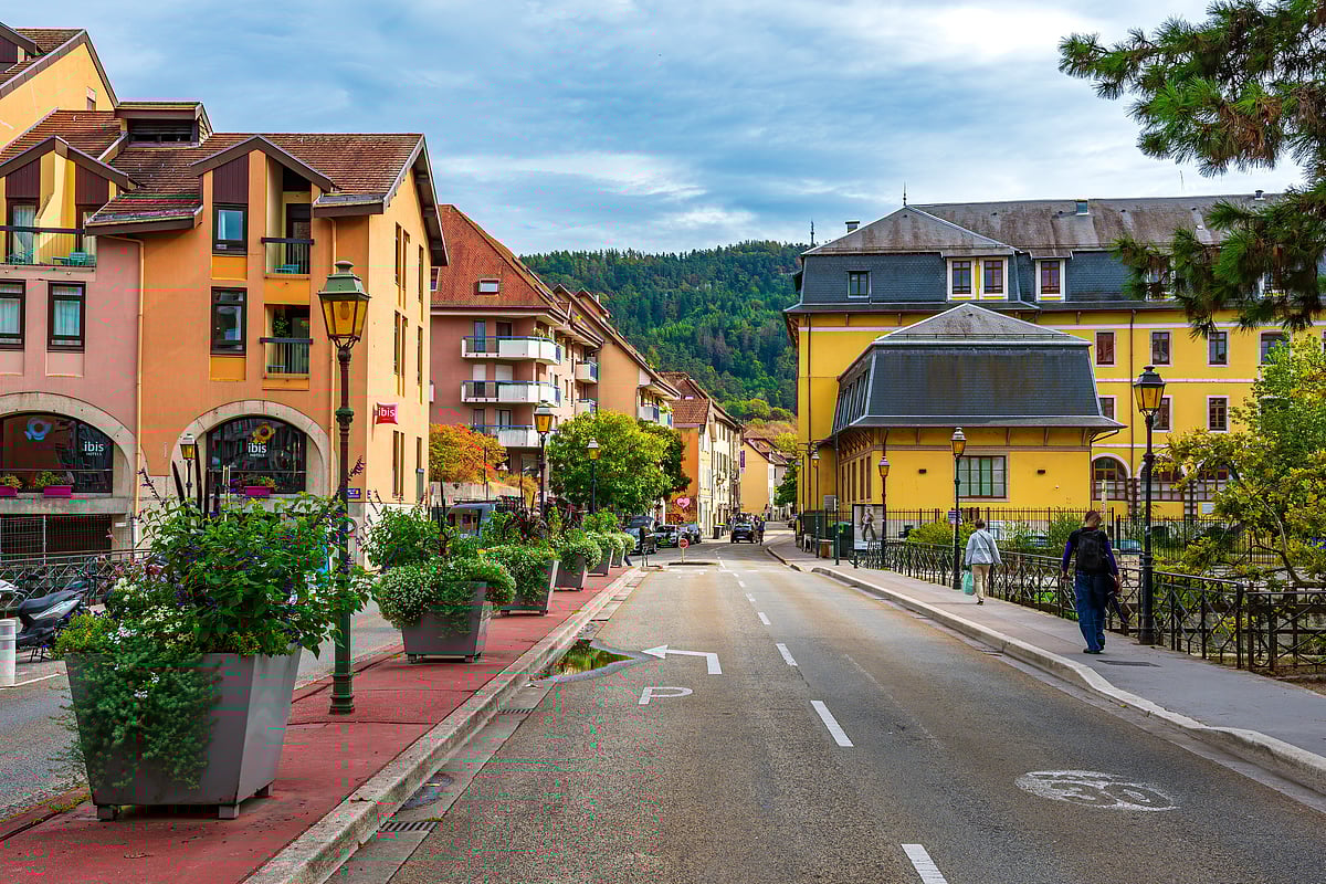 A glimpse of colourful buildings in the old town of Annecy