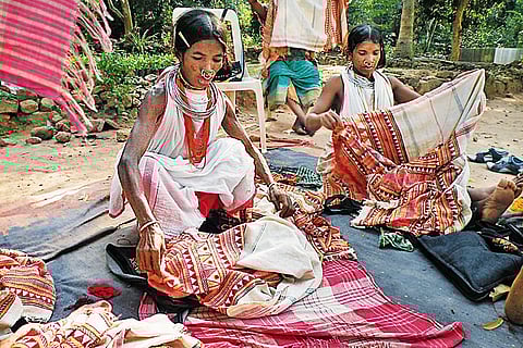 The Kapdaganda shawl is primarily crafted by the women of the Dongria Kondh community