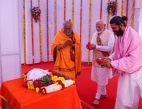 The prime minister of India, Narendra Modi (centre), paid tributes to the shrine of Ramraobapu Maharaj, a prominent saint of the Banjara community