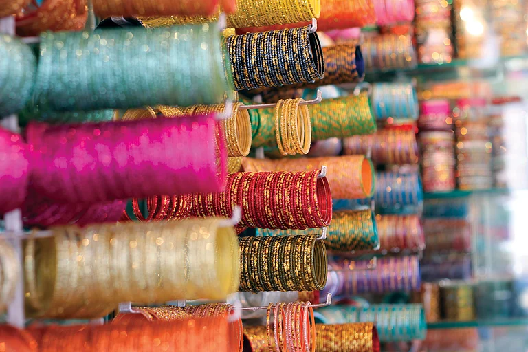 Wedding shopping in Mumbai - Shutterstock.com