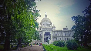 Aaron7224/Wikimedia Commons : Enjoy the greenery and the landdmark Victoria Memorial for some tranquil moments