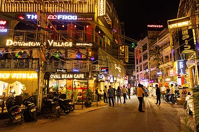 Shutterstock : Nightlife at Hauz Khas Village, Delhi