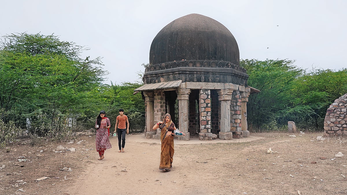 The surviving chhatri near the tomb