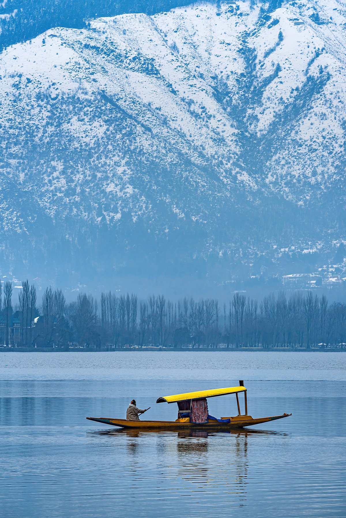 Shutterstock : A view of Dal Lake in winter, and the beautiful mountain range in the background in the city of Srinagar, Kashmir