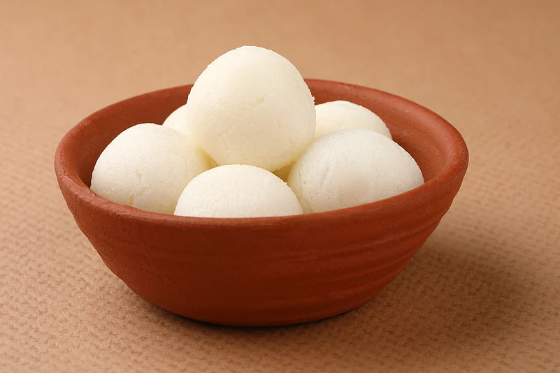 Traditional Rosogolla served in an earthenware