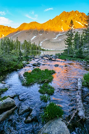 Shutterstock : Sunset on an alpine lake near the Sun Valley in Idaho