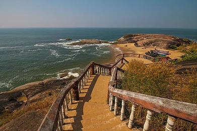 Saurov Nandy/Shutterstock : A stairway in Someshwar Beach, Mangaluru