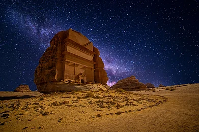 Shutterstock : Hegra Al Ula in Saudi Arabia with the Milky Way at night