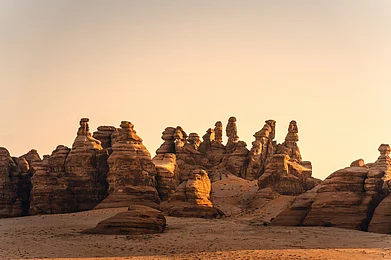 Shutterstock : Gorges, cliffs, rocks and rock formations in AlUla