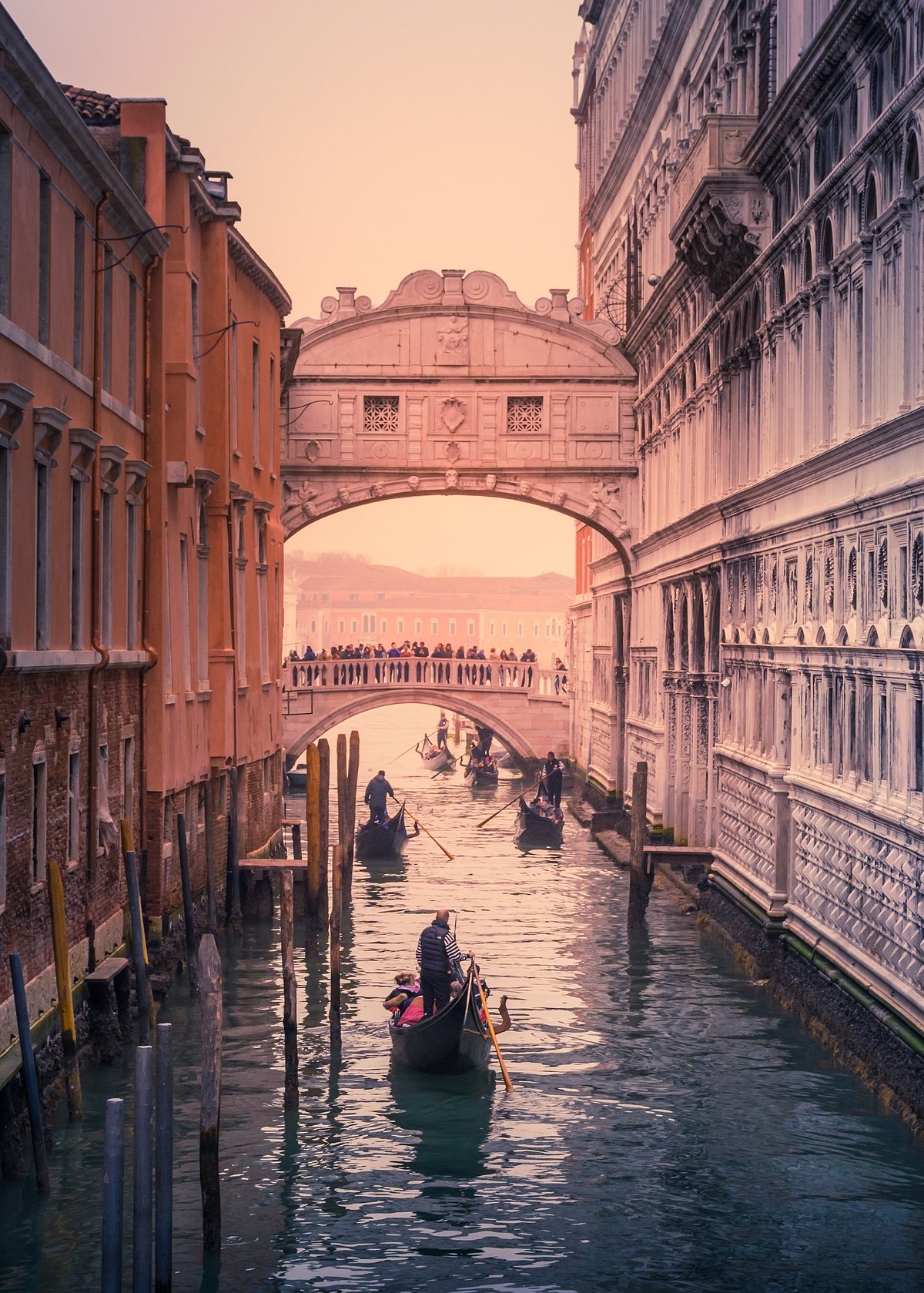 Shutterstock : Gondoliers row under the Bridge of Sighs on an atmospheric winter day in Venice