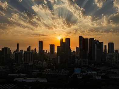 Bhatakta Manav/Shutterstock : Sunset over Mumbai