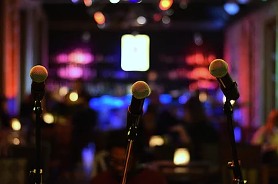 Shutterstock : Sign up for an open mic evening this weekend