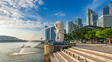 Majonit/Shutterstock : A merlion statue at Merlion Park, Singapore