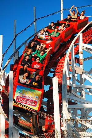 Shutterstock : Thrill seekers scream as they head into a descent on the Giant Dipper Roller coaster in Santa Cruz, California