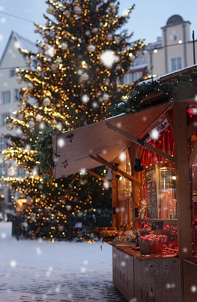 Shutterstock : A shop against the background of a Christmas tree and falling snow
