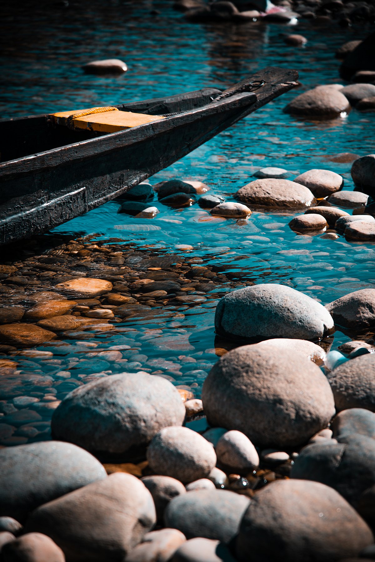 Shutterstock : A boat is waiting on the clear Dawki river, Meghalaya