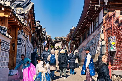 dotmiller1986/Shutterstock : Tourists explore traditional Korean architecture at Bukchon Hanok Village in Seoul