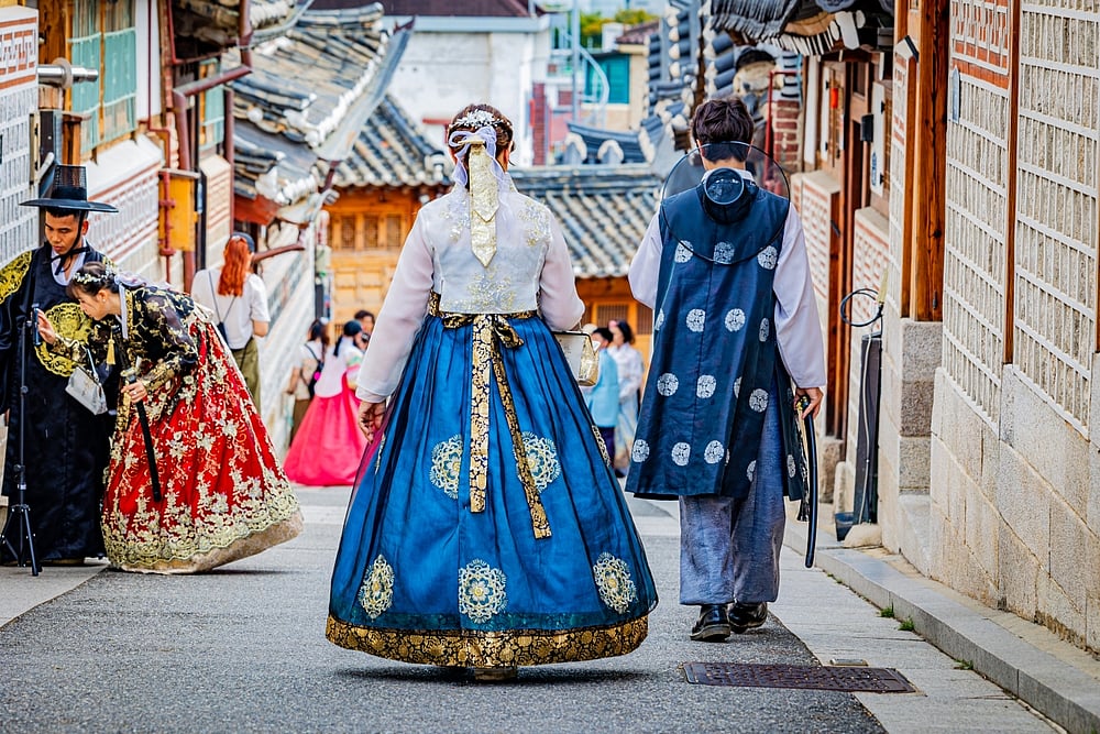 People dressed in traditional Korean clothes (hanbok) in Bukchon Hanok Village