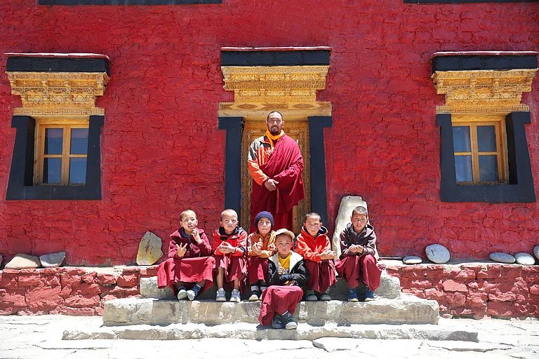 All smiles as the young monks in residence enjoy their transformed Tangyud monastery - AkzoNobel