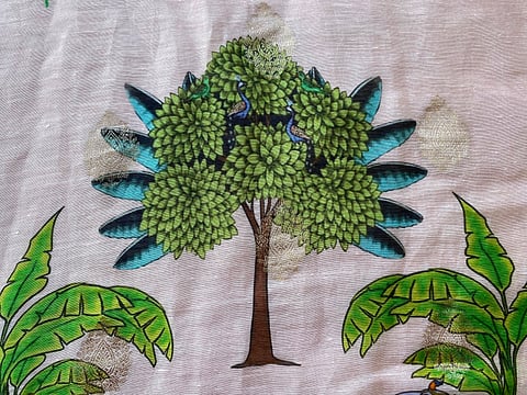 An intricate green banyan tree printed at the centre of a silk Chanderi fabric.
