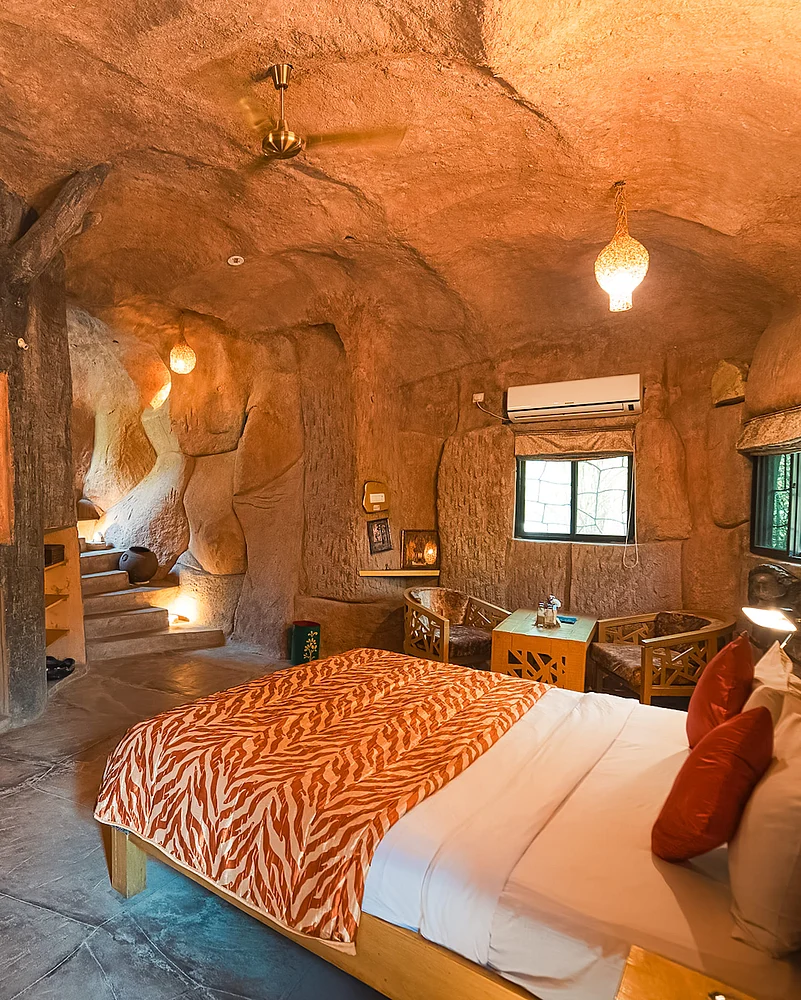 Designed at the intersection of mythological imagery and adventure, the cave rooms of the Tathatsu Pench provide a serence ambience