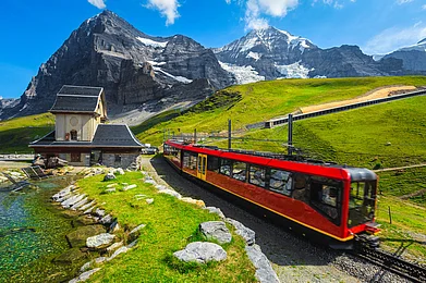 Shutterstock : A tourist train coming down from the mountain station, Jungfraujoch, Bernese Oberland