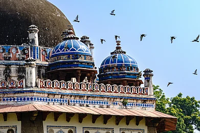 Shutterstock : A close-up of the Isa Khan Tomb, Delhi